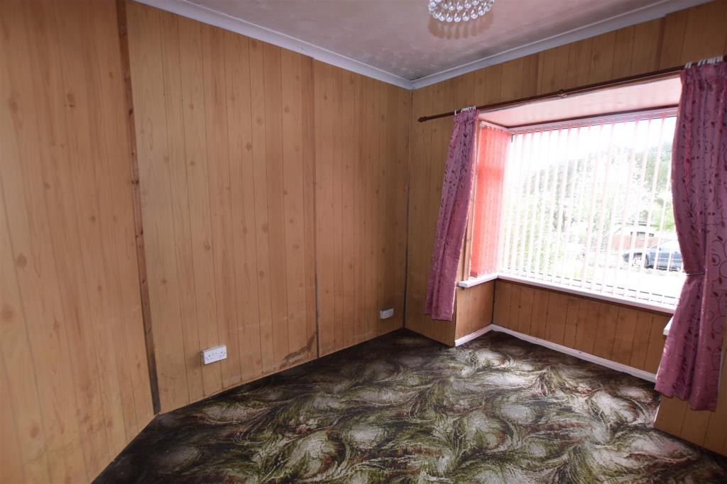 Lot: 163 - DETACHED BUNGALOW FOR UPDATING - Master bedroom